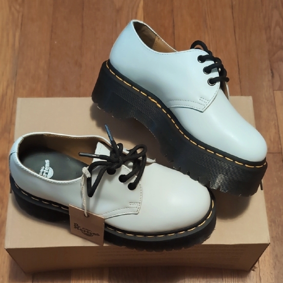 DR. MARTENS QUAD PLATFORM WOMEN SIZE 6 - Picture 1 of 9